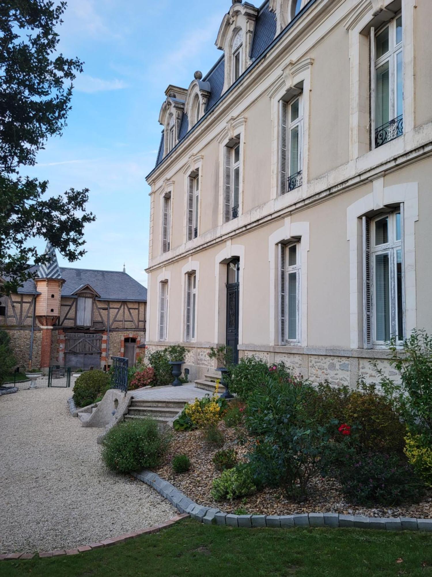 Bed and Breakfast Les 5 Escales Parthenay Exterior foto