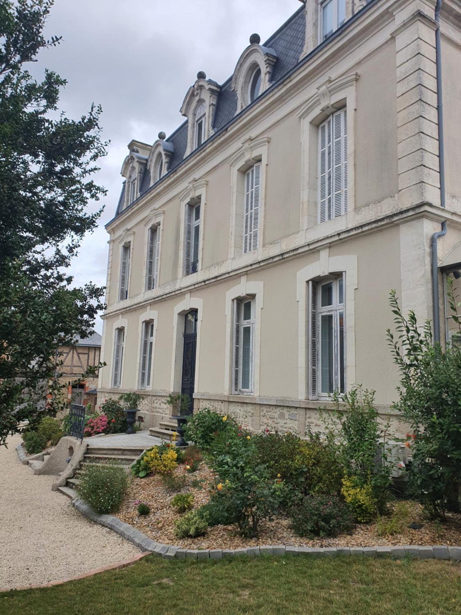 Bed and Breakfast Les 5 Escales Parthenay Exterior foto
