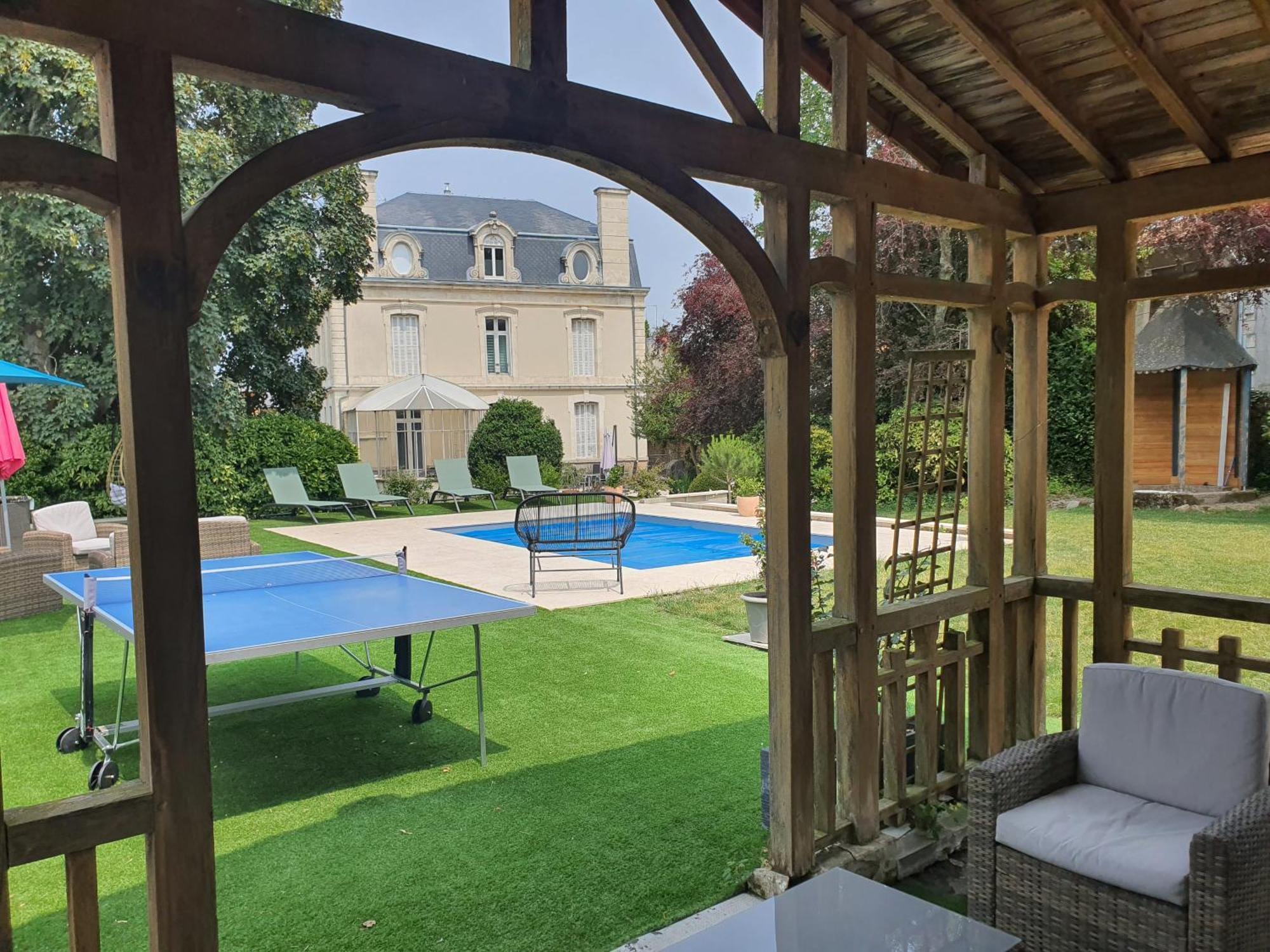 Bed and Breakfast Les 5 Escales Parthenay Exterior foto